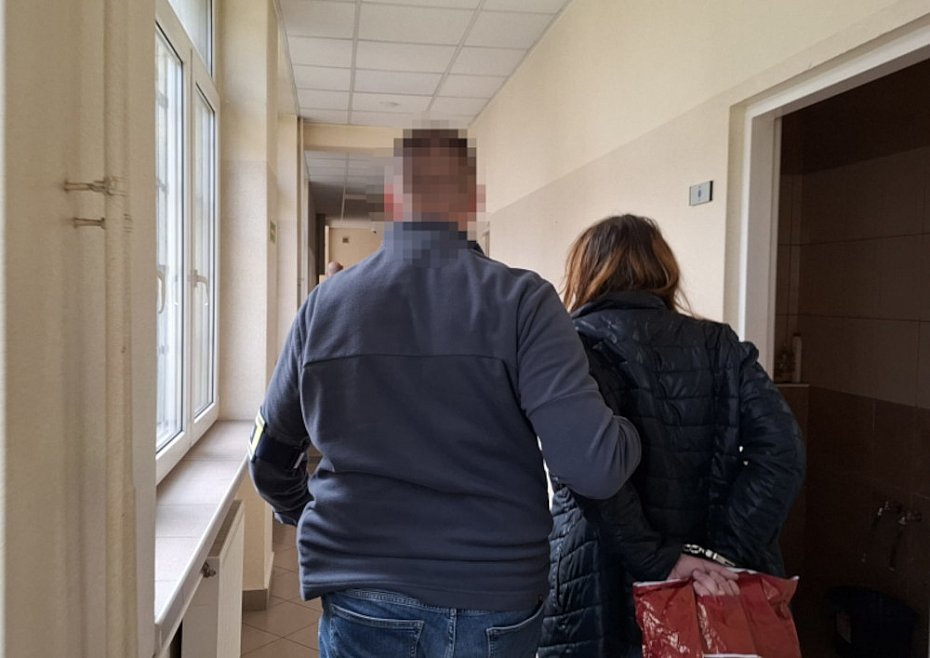 alt='Targ�wek: ukrad�a kart� wsp�pracownika i p�aci�a ni�. Grozi jej 10 lat'
