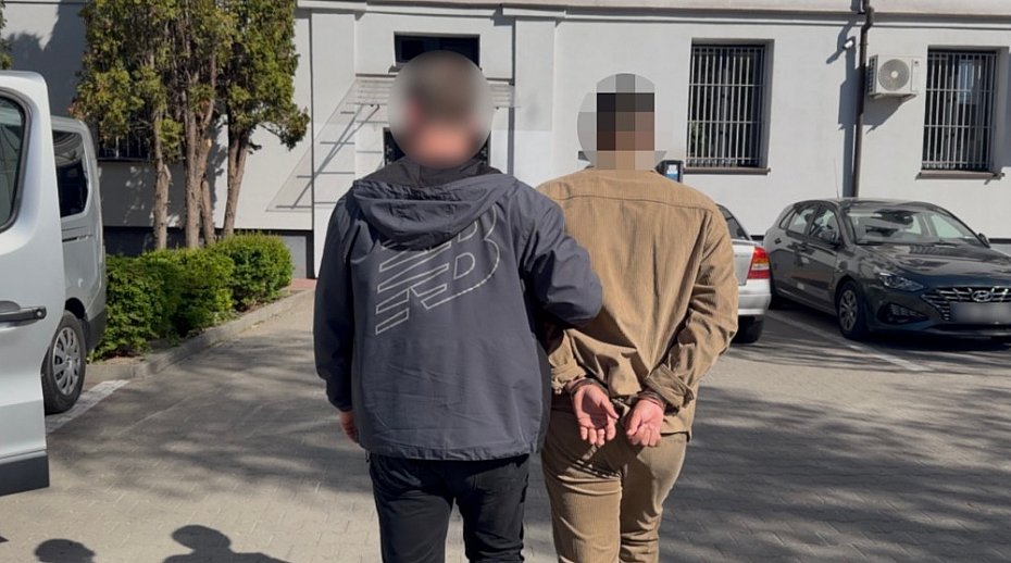 alt='19-latek zatrzymany za oszustwa "na bank" i "na policjanta"'