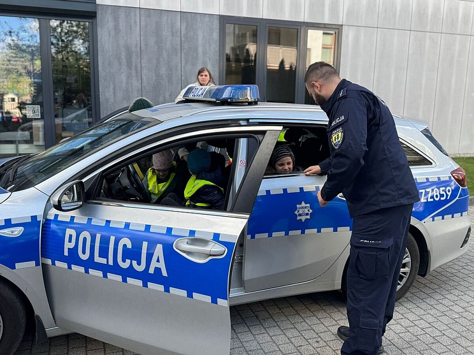 alt='Policjant odwiedzi� przedszkole i uczy� dzieci bezpiecze�stwa'