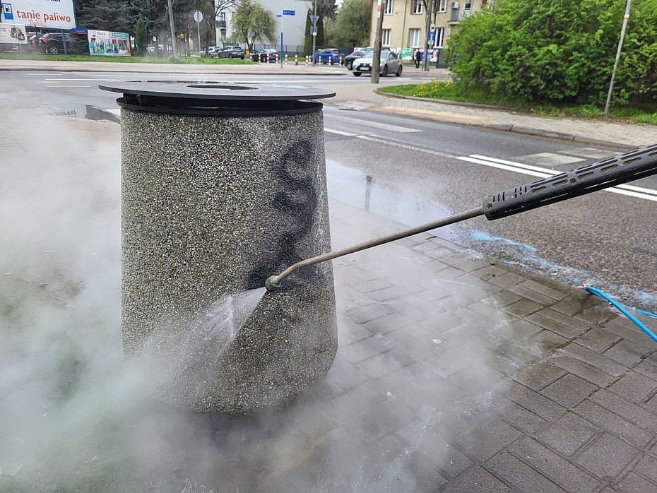 alt='Warszawa walczy z pseudograffiti. Tak czyszczone s� kosze i wiaty'