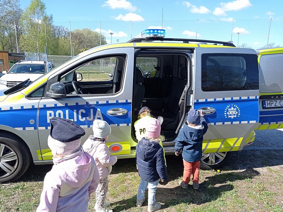 alt='Dzielnicowy odwiedzi� ��obek i uczy� dzieci bezpiecze�stwa'
