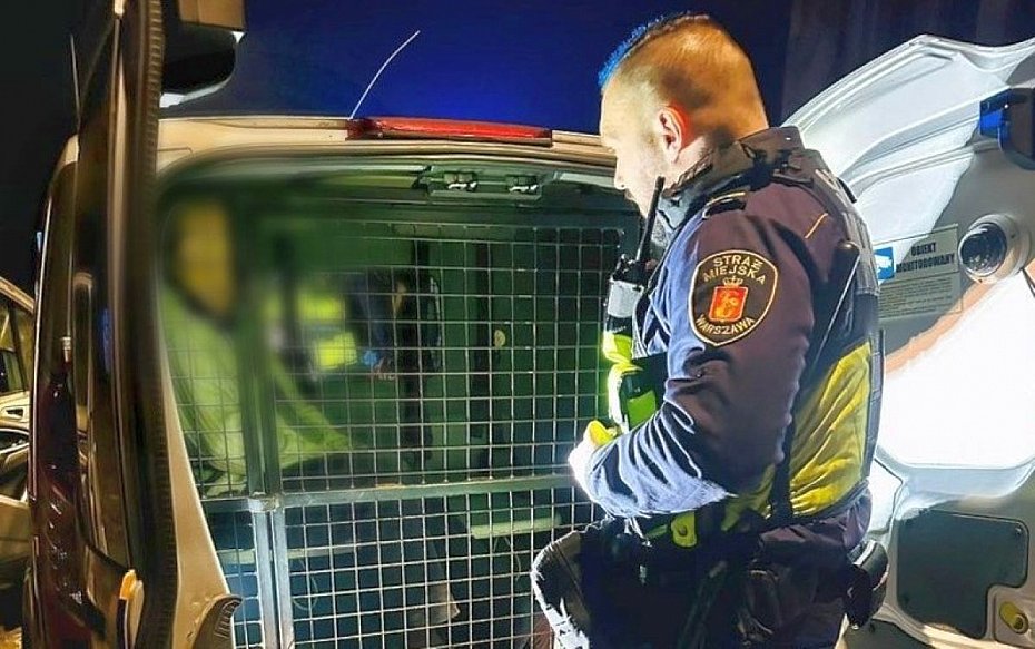 alt='Po�yczona kurtka, cudzy dow�d i narkotyki. Nocna interwencja w Warszawie'