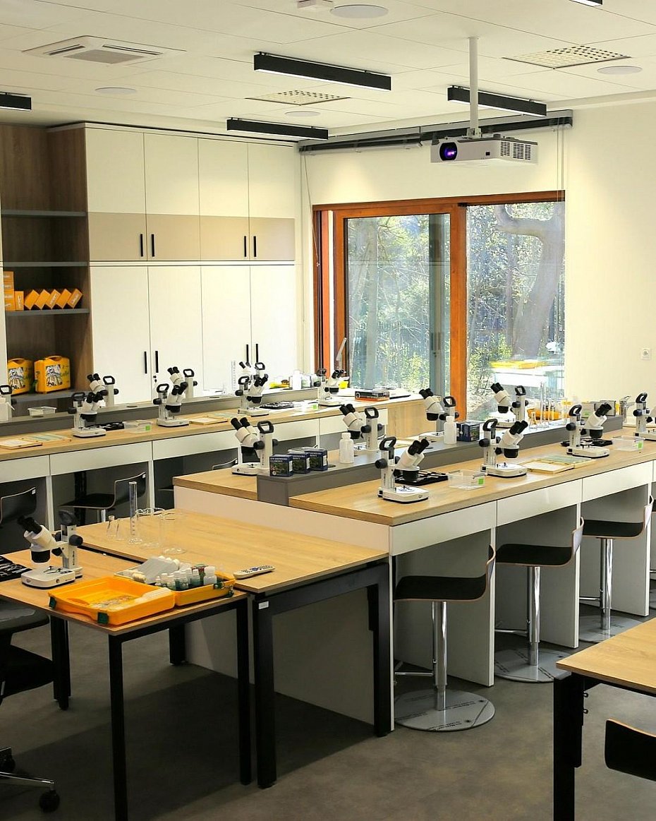alt='Otwarte laboratorium w Warszawie. Rodzinne eksperymenty w Centrum Edukacji Ekologicznej'