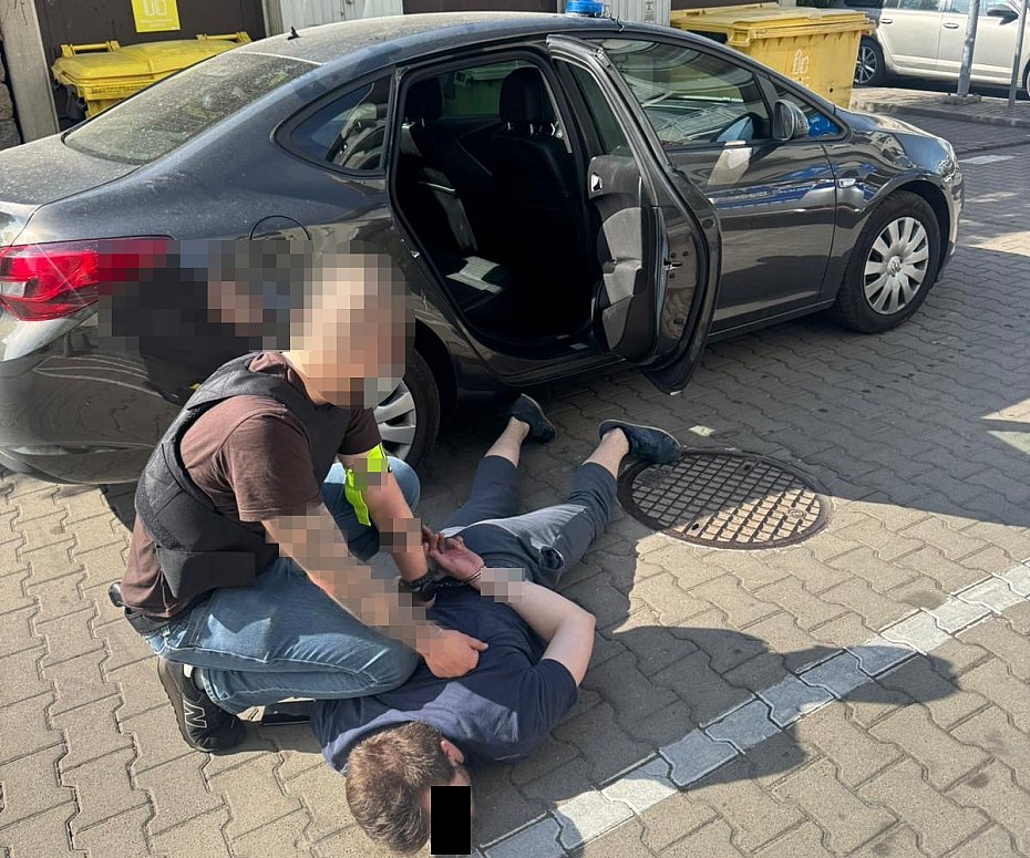 alt='Policjanci zatrzymali poszukiwanego 26-latka'