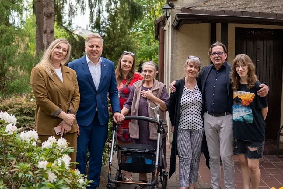 alt='Pani Krystyna sko�czy�a 100 lat. Odwiedzi� j� prezydent miasta'