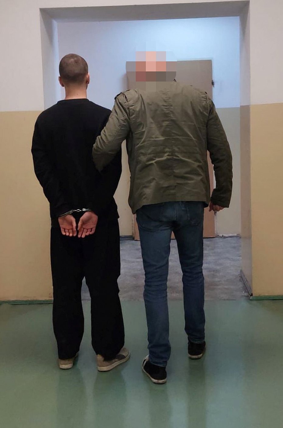 alt='18-latek ukrad� perfumy warte blisko 1400 z�'