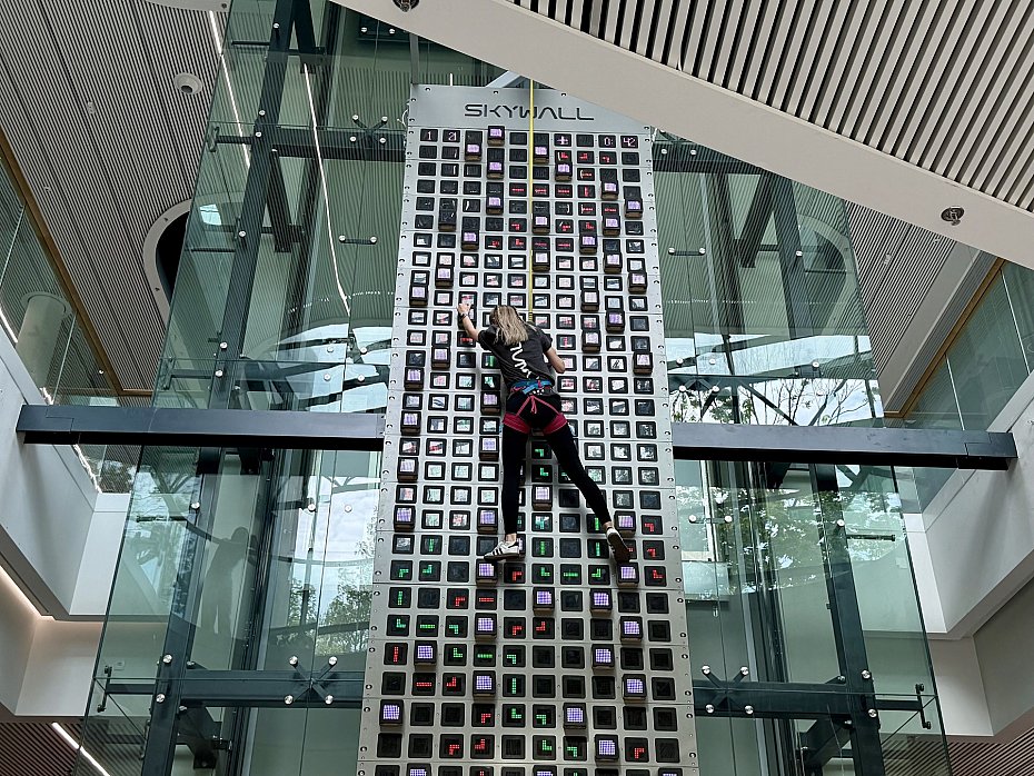 alt='Interaktywna �cianka wspinaczkowa SkyWall powstaje w Galerii M�ociny'