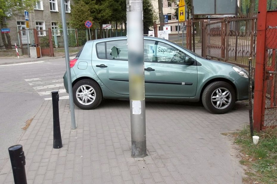 alt='Zaparkowa�a na przej�ciu dla pieszych. Okaza�o si�, �e nie ma prawa jazdy'
