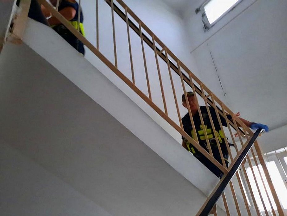 alt='16-latek uciek� z o�rodka i zasn�� na klatce schodowej na Bielanach'