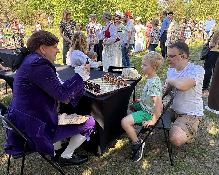 alt='�wi�to Pa�acu w Jab�onnie przyci�gn�o t�umy mieszka�c�w'