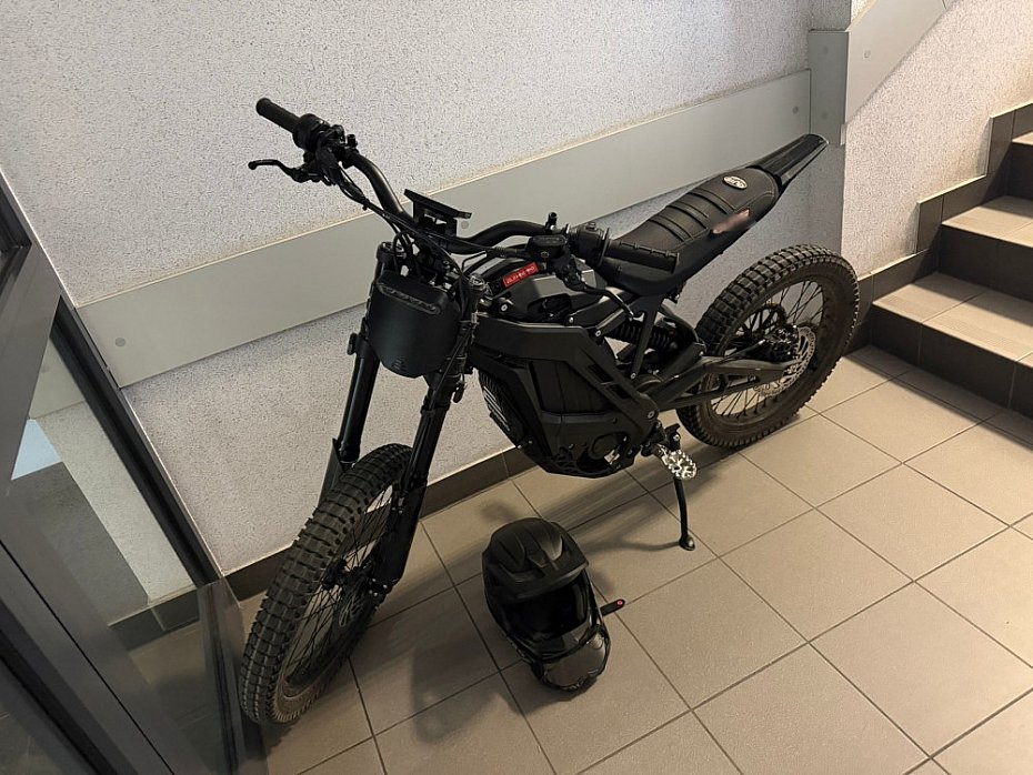 alt='Uderzy� policjanta elektrycznym motorowerem. 17-latek us�ysza� zarzuty'