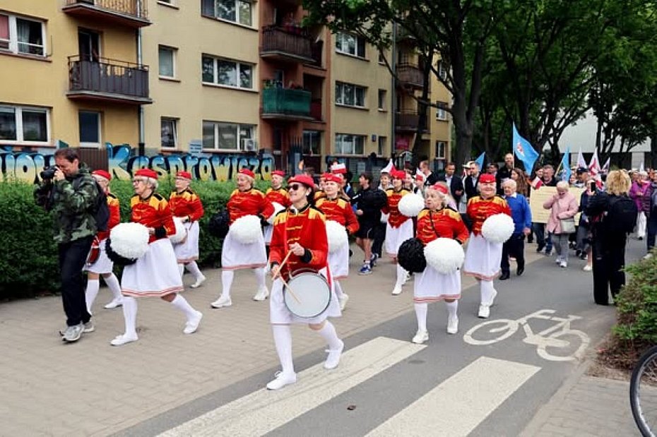 Marsz Hutnik�w na Bielanach. T�umy mieszka�c�w i hutnicza tradycja