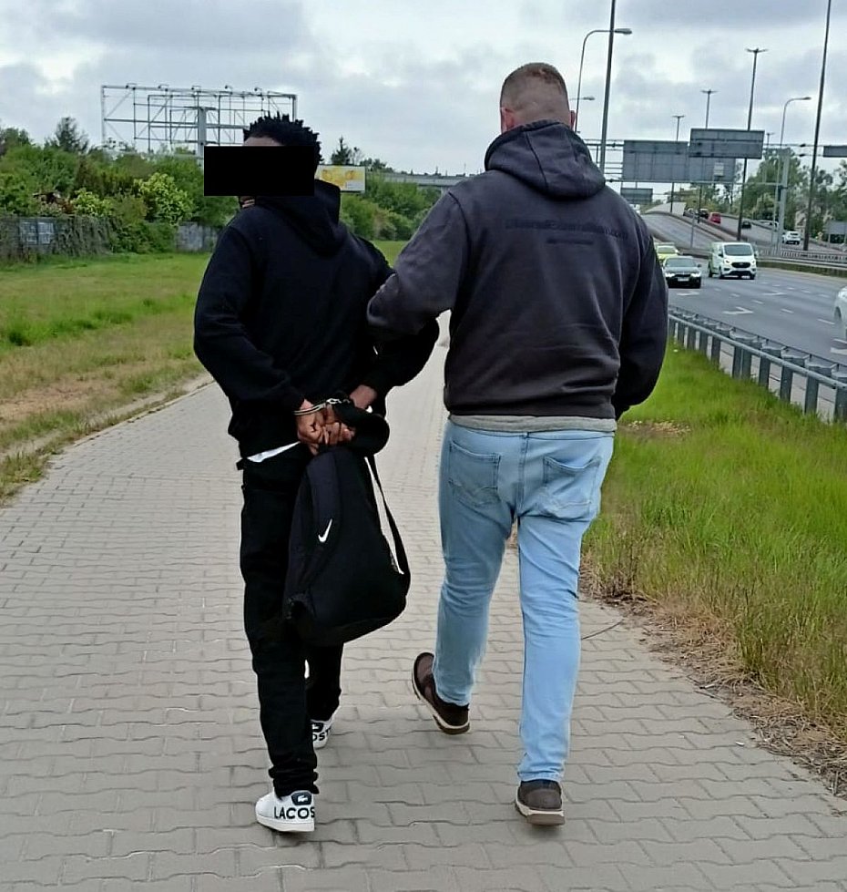 alt='Poszukiwany listem go�czym zatrzymany na przystanku autobusowym'