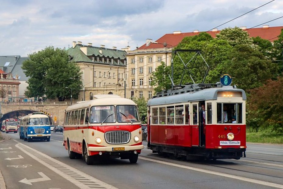 alt='Przemarsze i parada autobus�w sparali�uj� Warszaw�. B�d� utrudnienia'