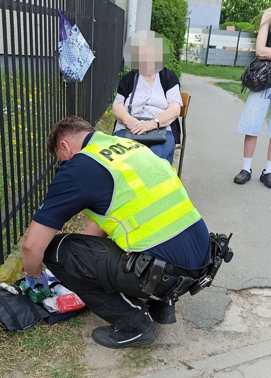 alt='Dzielnicowy ruszy� z pomoc� seniorce. Policjant jest te� ratownikiem medycznym'