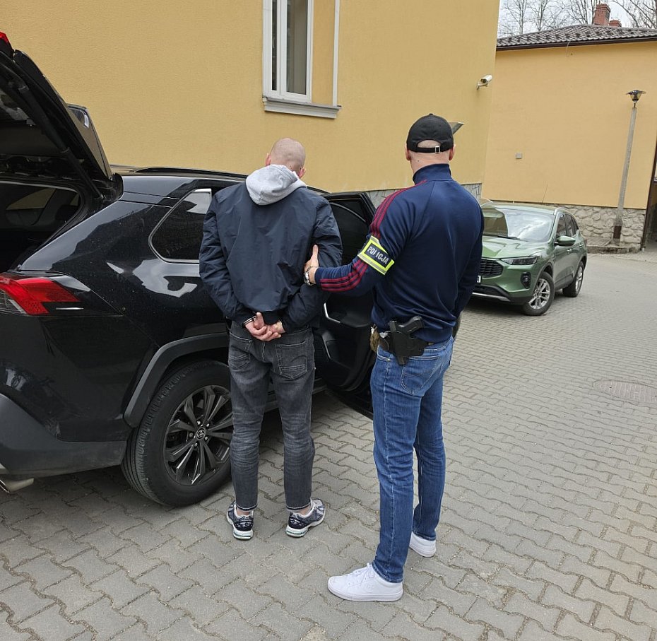 alt='Ukrad� kurtk�, klucze i 65 tys. z� z sejfu'