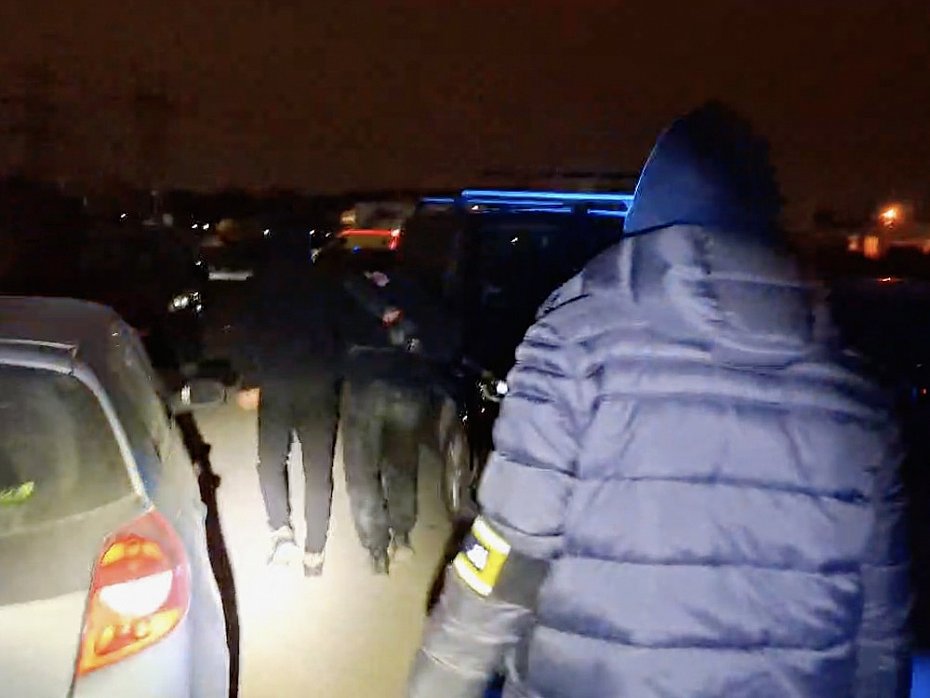 alt='Kradli auta z osiedli i prywatnych posesji. Policja rozbi�a grup�'