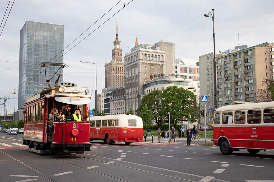 alt='Parada zabytkowych tramwaj�w i tort. Warszawa �wi�tuje 160-lecie komunikacji'