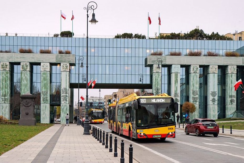 alt='Filmowcy przejm� skrzy�owanie na Muranowie. B�d� objazdy i zmiany autobus�w'