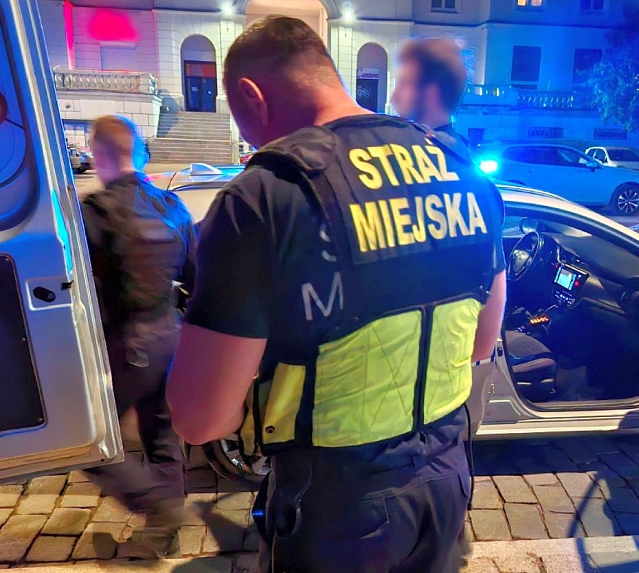 alt='Mia�a trafi� do izby wytrze�wie�. Przy 25-latce znaleziono marihuan�'