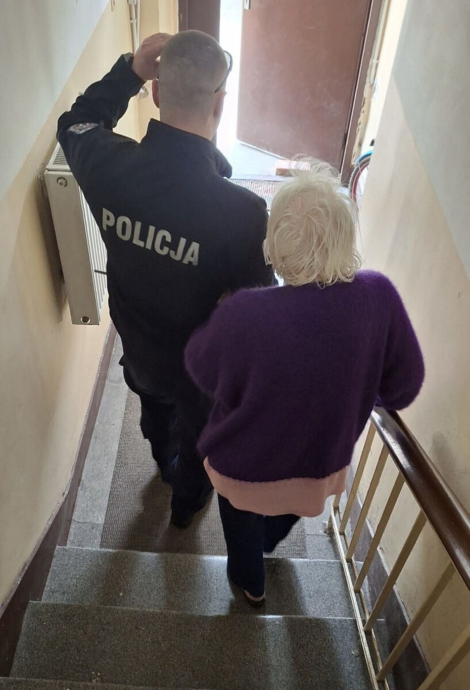 alt='Z pomoc� przybyli dzielnicowi. Senior nie zosta� sam'