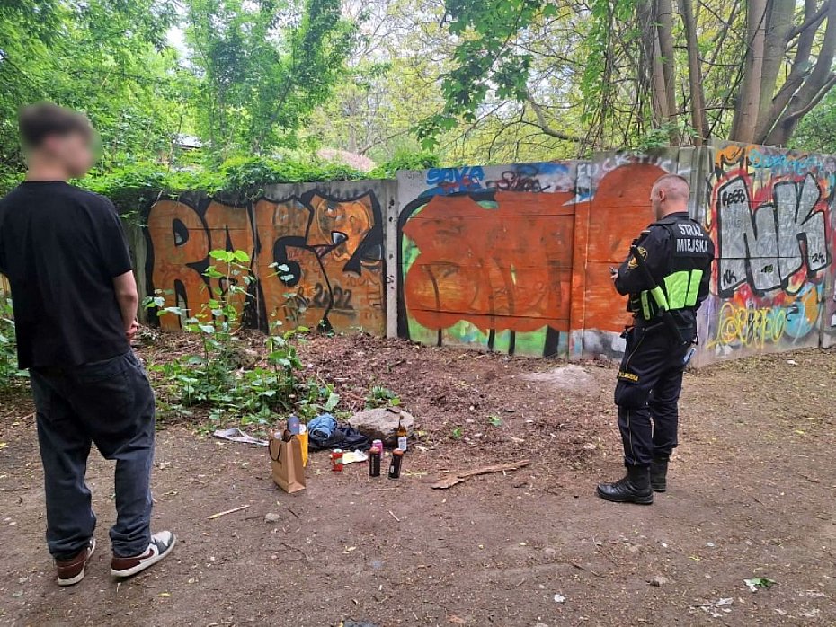 Mazali po �cianach na Pradze. Stra� miejska zatrzyma�a wandali