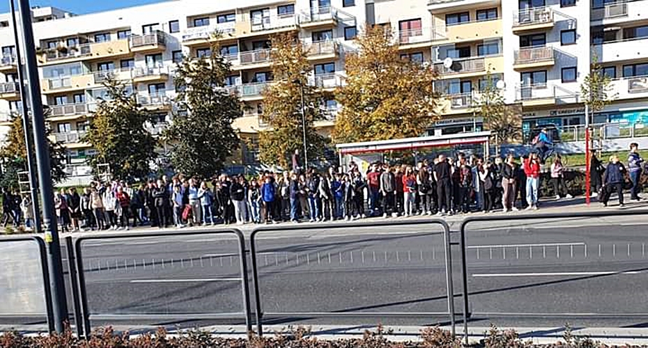 alt='Czy autobusy b�d� zabiera� pasa�er�w spod ratusza Bemowa?'
