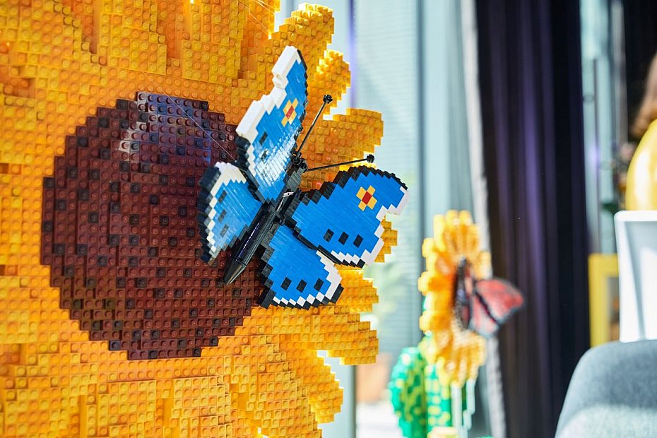 alt='LEGO buduje ogromny mural w centrum. Ka�dy do�o�y sw�j klocek'