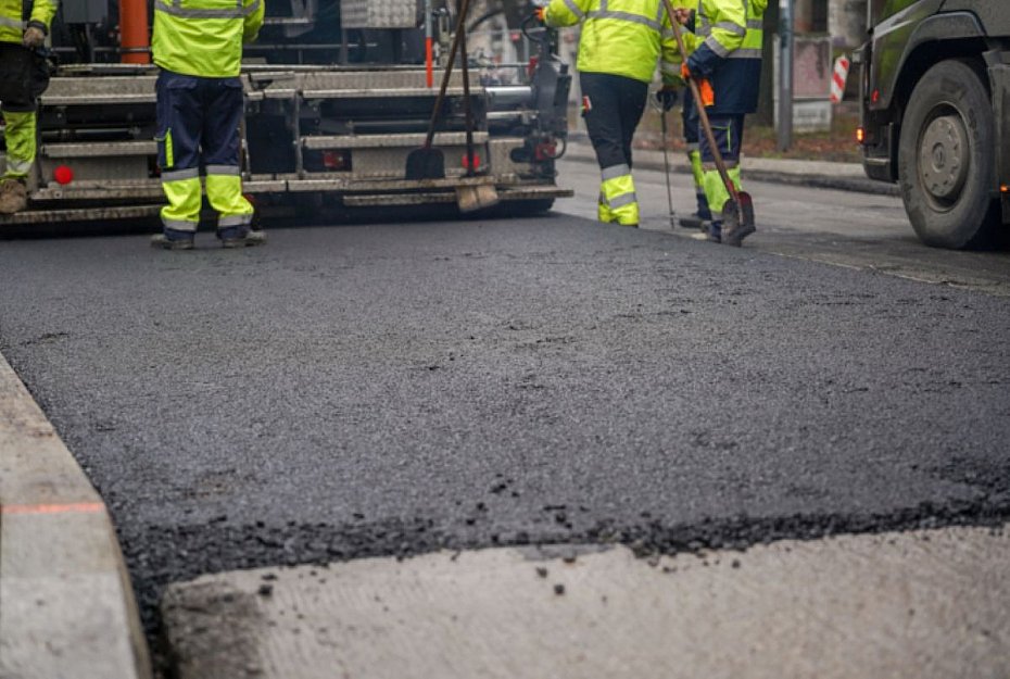 alt='Drogowcy wymieni� asfalt na dw�ch ulicach w Wilanowie'
