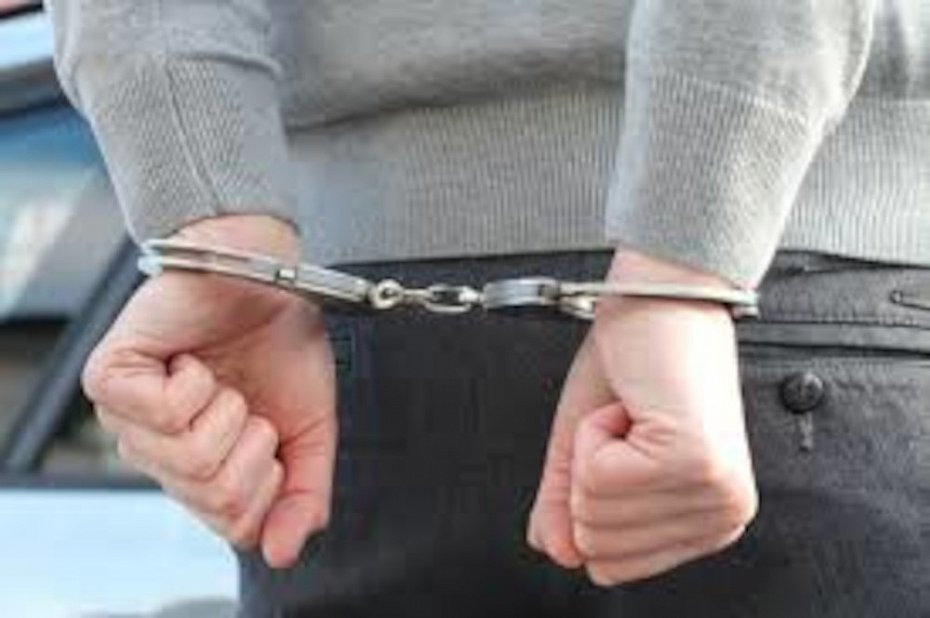 alt='Ogie� uszkodzi� elewacj� i drzwi. Policja zatrzyma�a 37-latka'