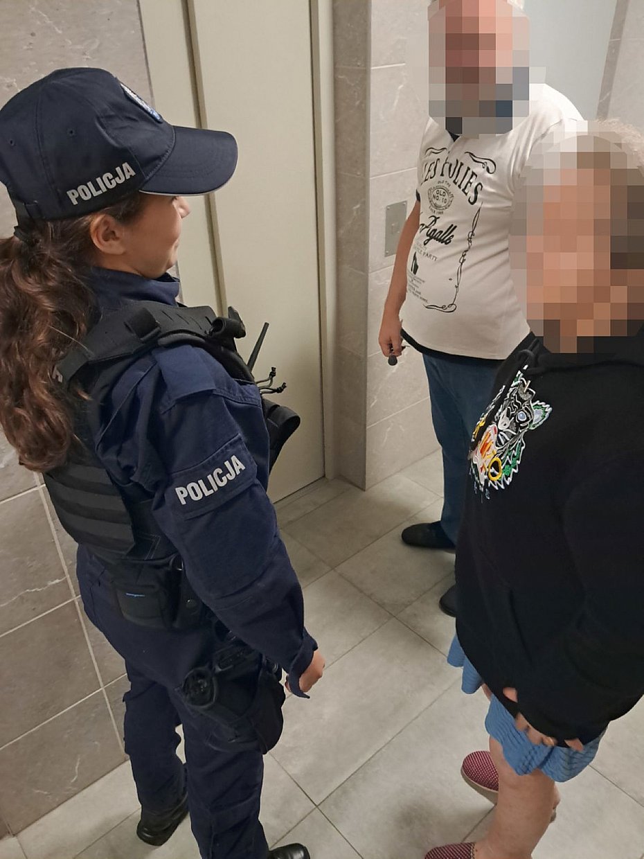 alt='Dzi�ki pomocy przechodni�w i policjant�w seniorka bezpiecznie wr�ci�a do domu'