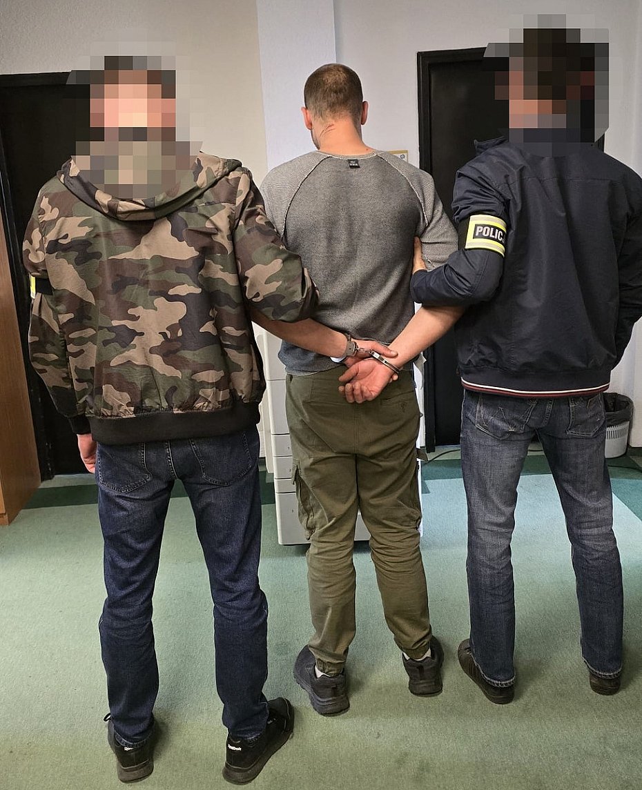 alt='Uderzy� kobiet� i zabra� jej telefon. 33-latek trafi� do aresztu'