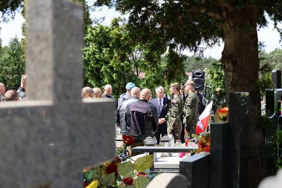 alt='Ho�d dla �o�nierza poleg�ego w Libanie. Uroczysto�� w Legionowie'