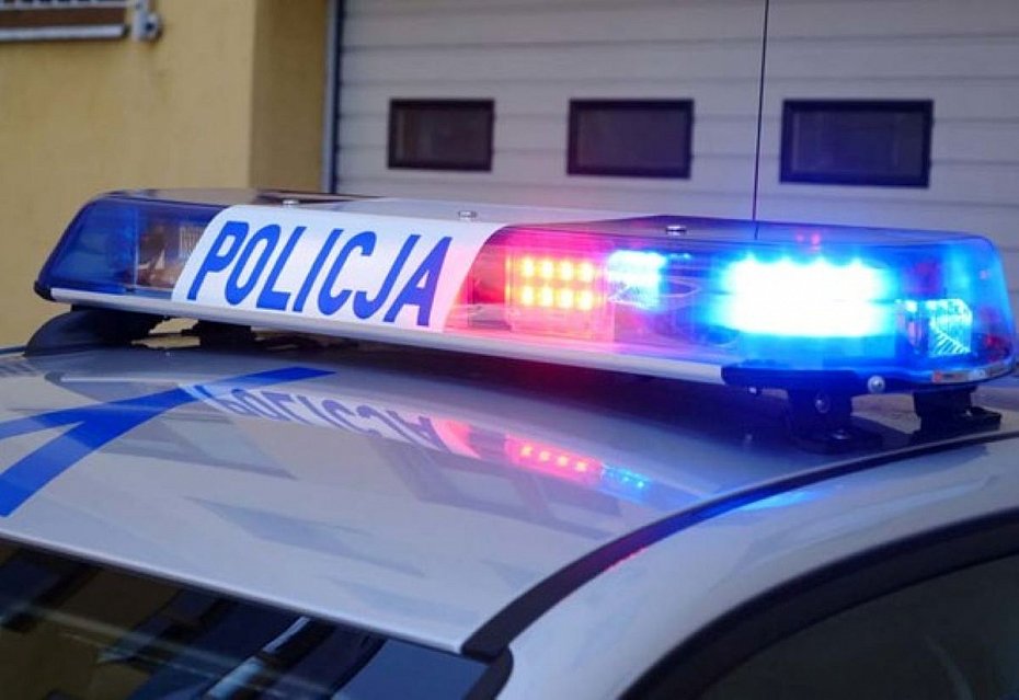 alt='Policja zatrzyma�a trzech domowych agresor�w'