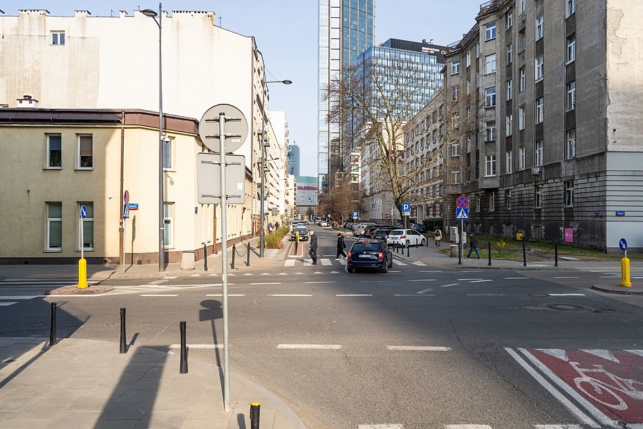 B�dzie bezpieczniej na �elaznej. Powstan� �wiat�a i nowe przej�cia