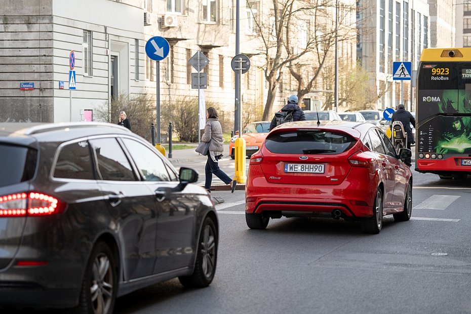 B�dzie bezpieczniej na �elaznej. Powstan� �wiat�a i nowe przej�cia
