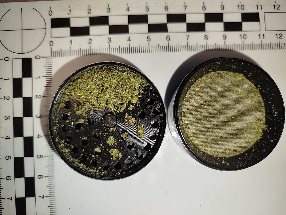 alt='Policjanci znale�li marihuan� ukryt� w metalowym pojemniku'