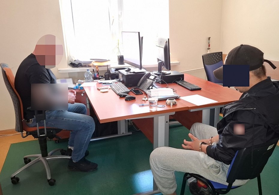 alt='W�ama� si� do mieszka�. Ukrad� nawet kwiaty doniczkowe'