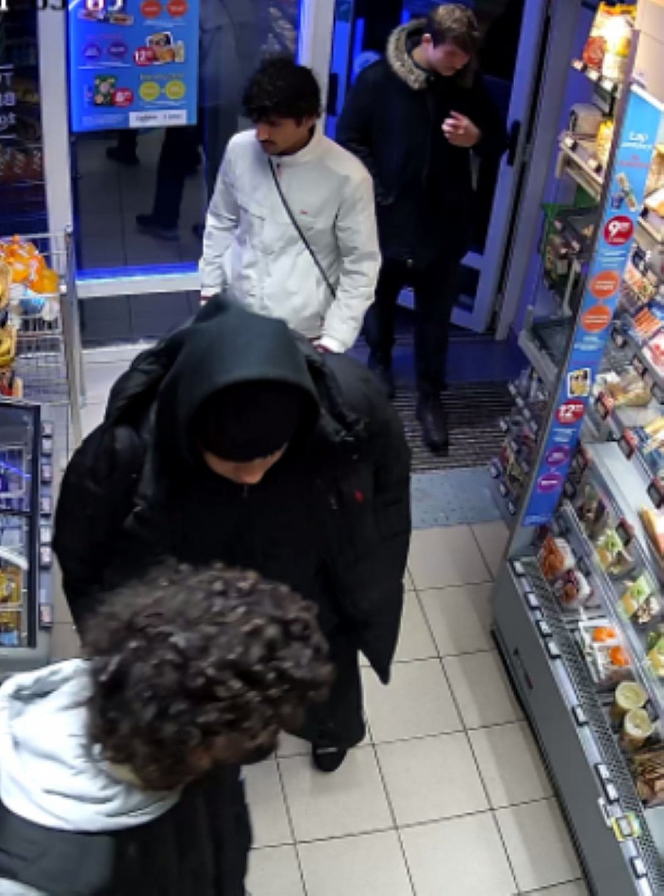 Kradzie�e w sklepach bezobs�ugowych. Policja publikuje zdj�cia
