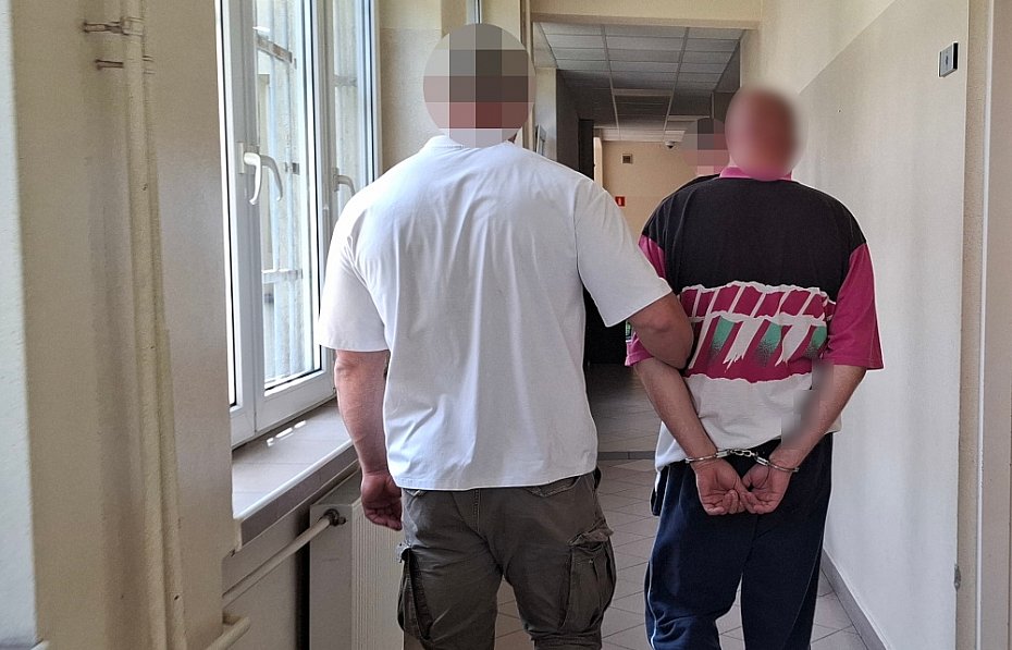 Wtargn�� do mieszkania z no�em. 33-latek us�ysza� zarzut usi�owania zab�jstwa