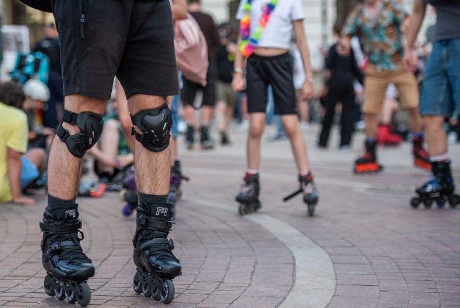 alt='Nightskating Warszawa. Dwa przejazdy rolkarzy i utrudnienia w ruchu'