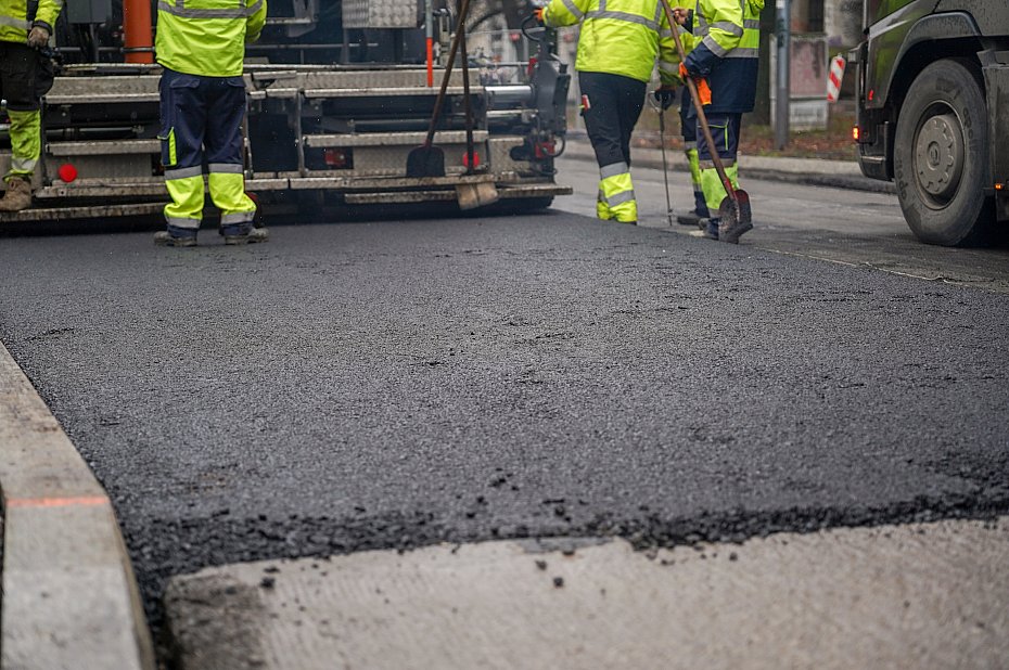 alt='Nowy asfalt, chodniki i przystanki. Warszawa wyremontuje osiem ulic'
