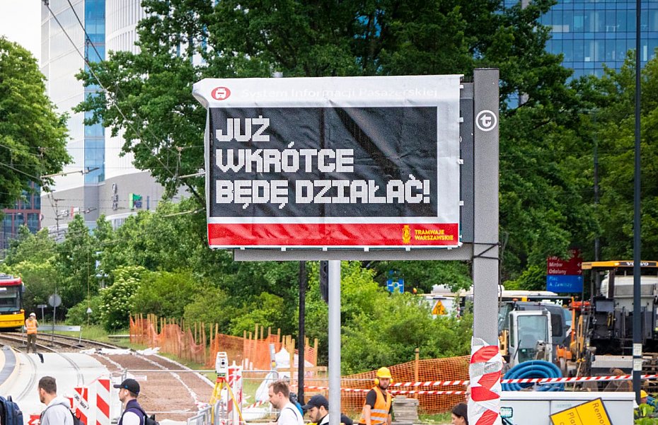 Na Bemowie wci�� brakuje tablic informacji pasa�erskiej. Zmiany coraz bli�ej