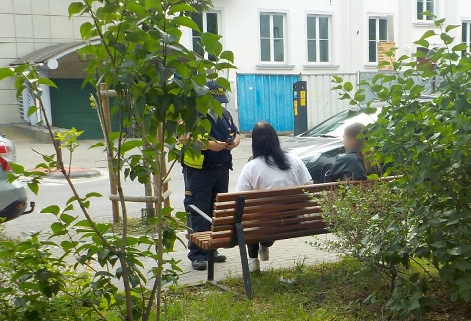 alt='Piwo, papierosy i zaskakuj�ce t�umaczenie. Interwencja stra�nik�w na Mokotowie'