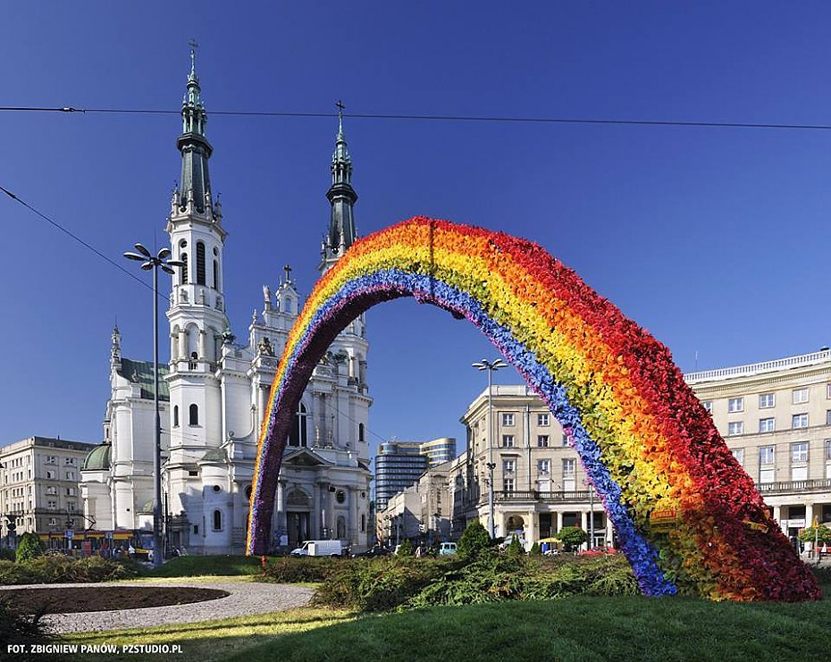 alt='T�cza LGBT+ czy monumentalny krzy�? Plac Zbawiciela zn�w budzi emocje'