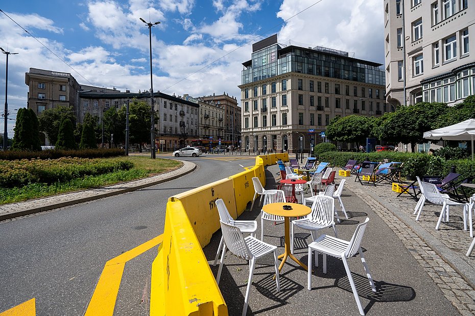 T�cza LGBT+ czy monumentalny krzy�? Plac Zbawiciela zn�w budzi emocje