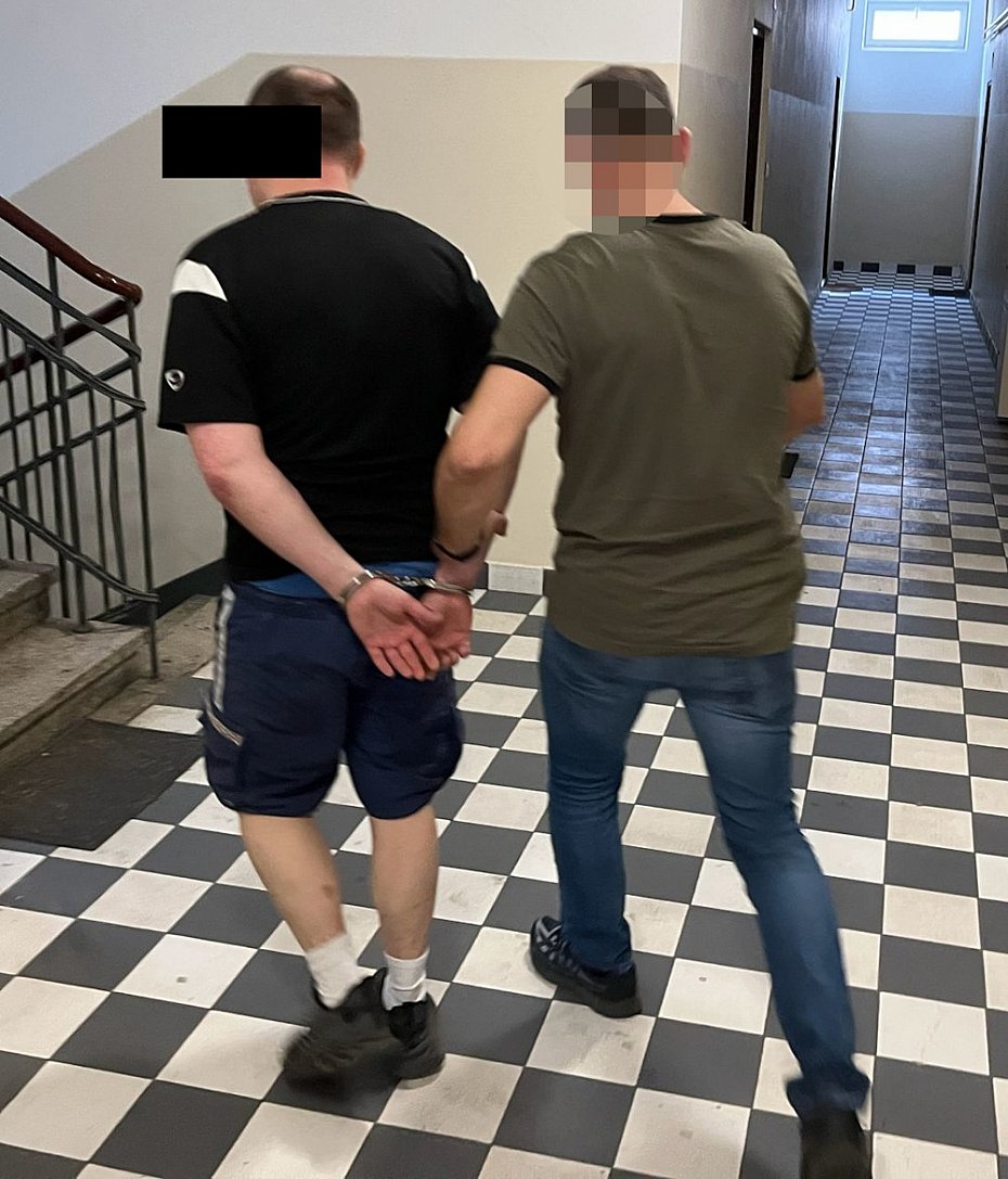alt='Policjant rozpozna� podejrzanego. 41-latek us�ysza� 10 zarzut�w'