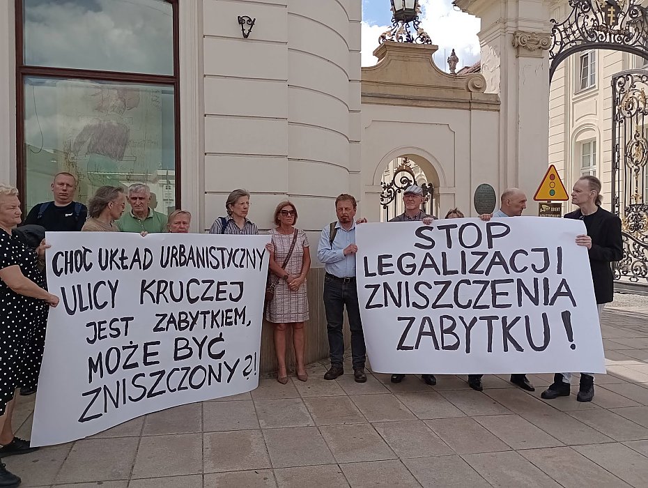 alt='Kolejny protest mieszka�c�w Kruczej. Nie chc� "imprezowni dla turyst�w"'