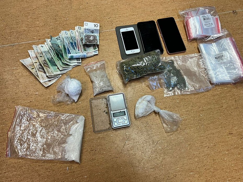 alt='Policjanci weszli do mieszkania. Znale�li kokain� i inne narkotyki'