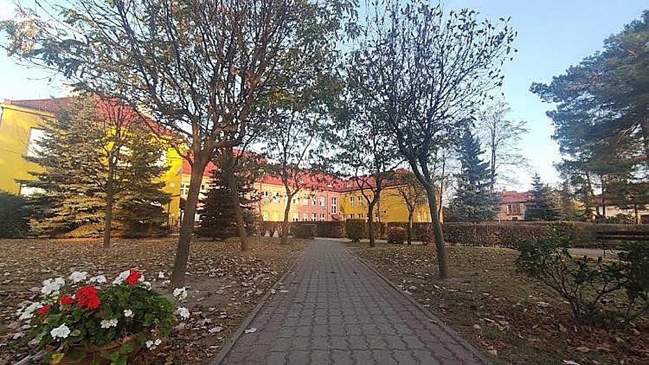 alt='Ziele� wa�niejsza od chodnika dla dzieci? Sp�r przy szkole na Boernerowie'